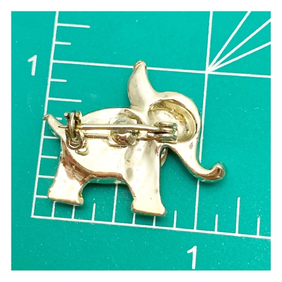Vintage MCM small trunk up elephant brooch pin with mother of pearl belly - Picture 7 of 7